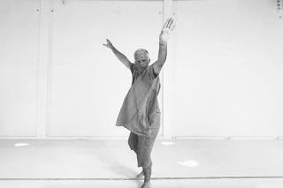 Improvisação na dança de Diogo Granato com falas de artistas