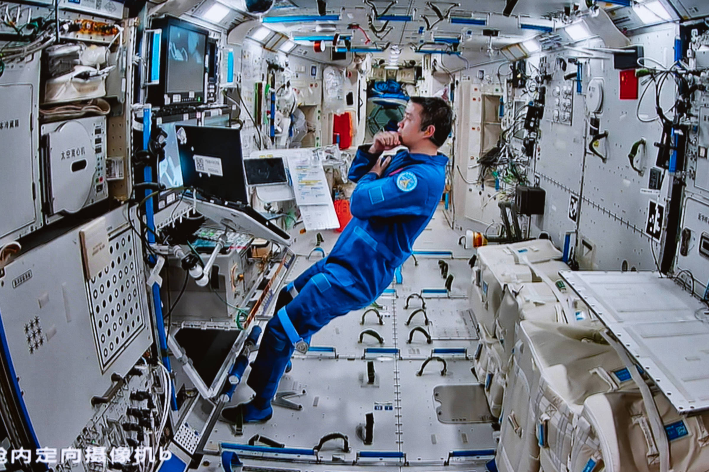 China adia retorno de astronautas após possível colisão