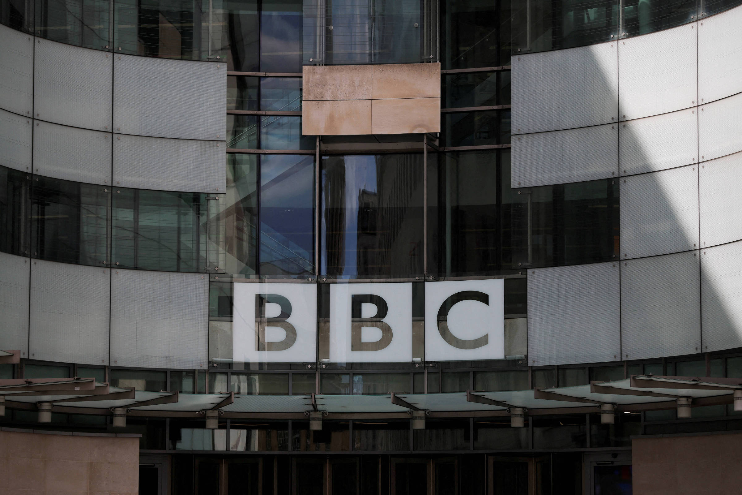 Parlamento britânico exige explicações da BBC sobre acusações de manipulação