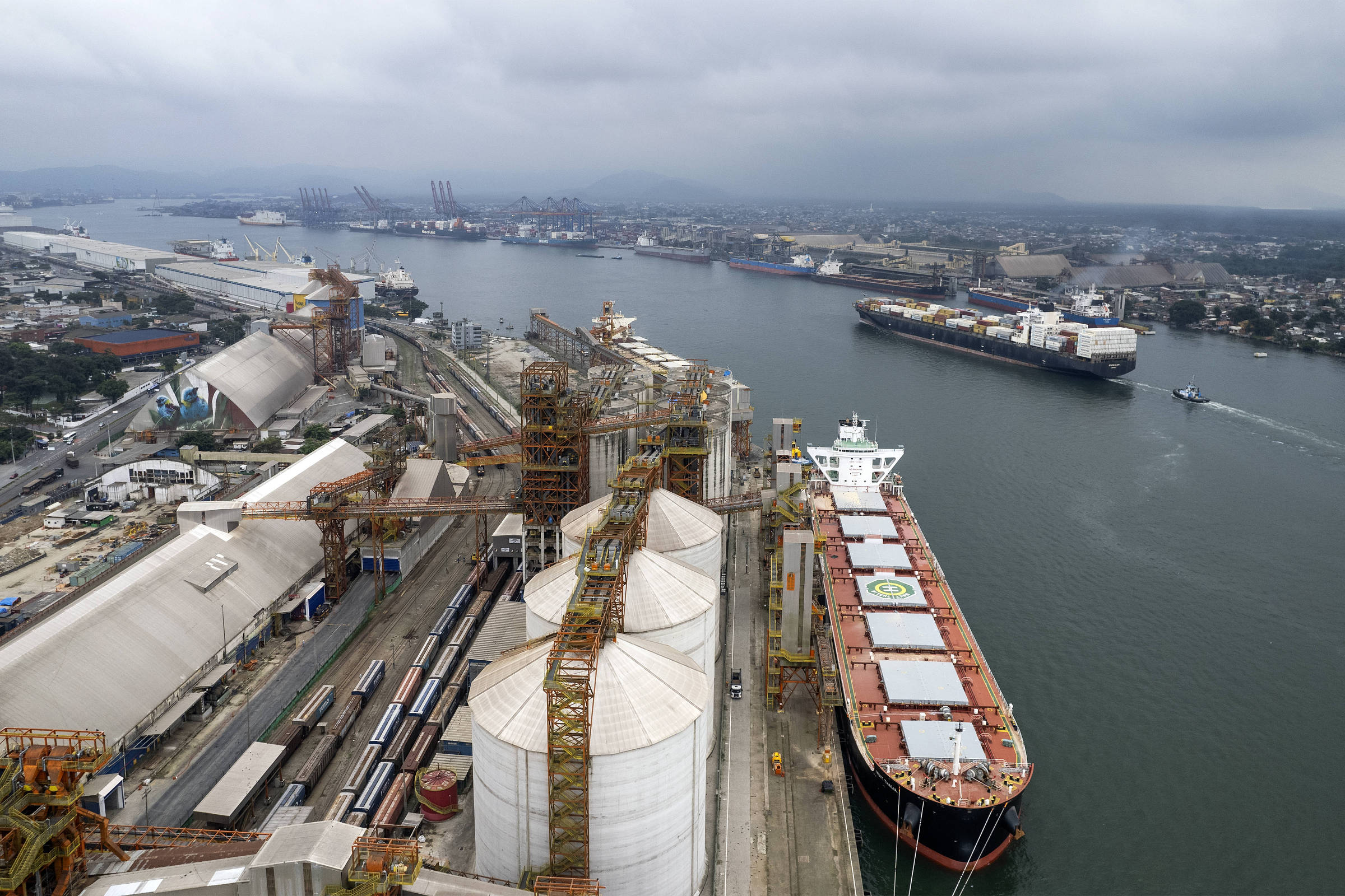 Superávit comercial do Brasil cresce com China, apesar da queda nas vendas para os EUA