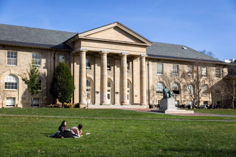 Cornell negocia pagamento milionário ao governo Trump para recuperar verbas