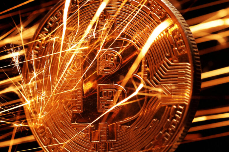Bitcoin atinge menor valor em sete meses após queda significativa