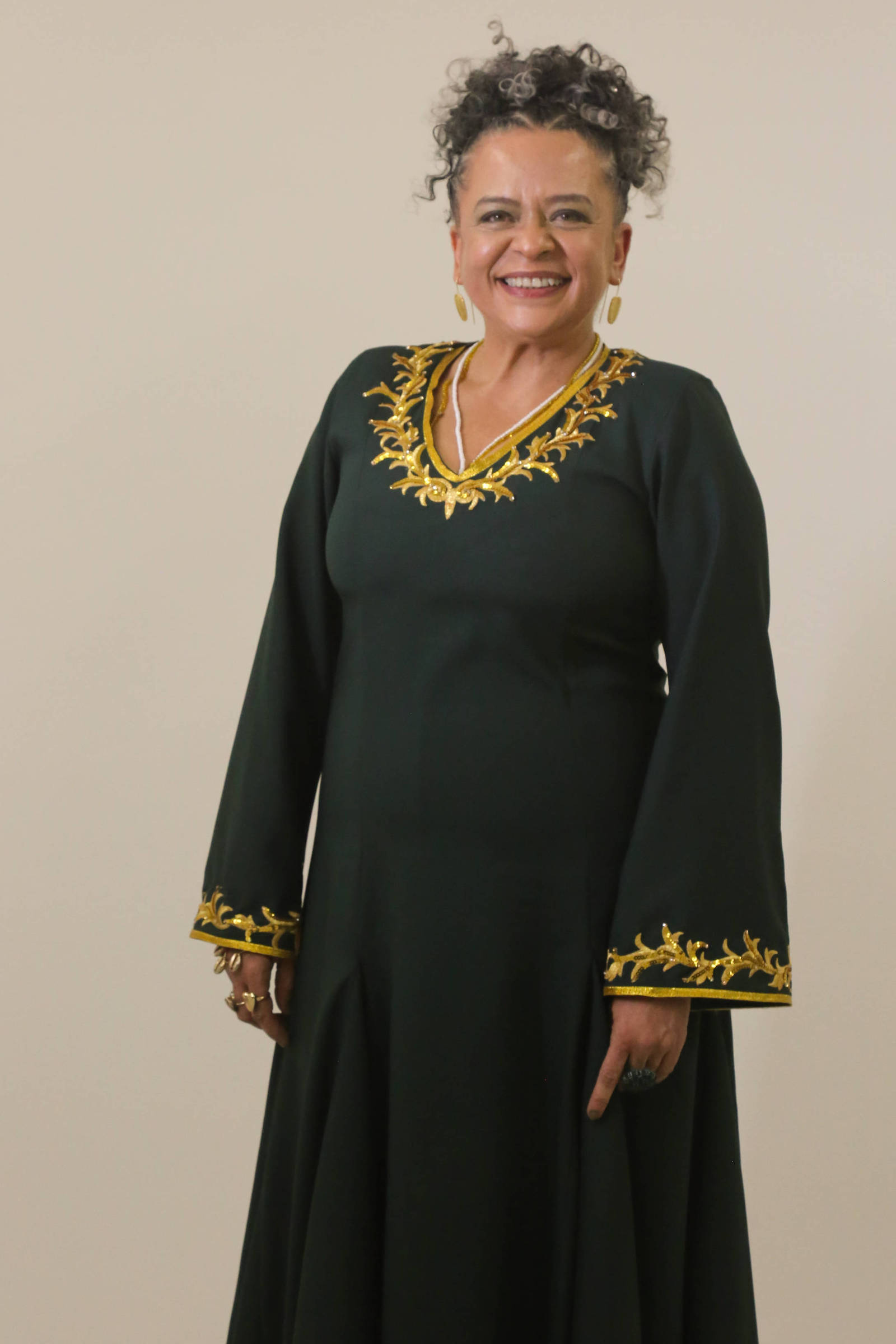 Ana Maria Gonçalves toma posse na ABL com vestido inovador