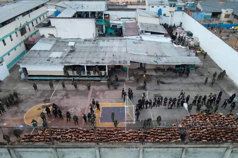 Conflito em prisão no Equador resulta em mortes e feridos