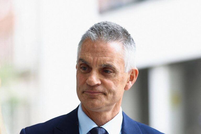 Tim Davie renuncia ao cargo de diretor-geral da BBC após críticas à cobertura de Trump