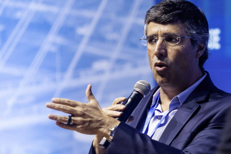 Esteves critica crescimento do Bolsa Família e defende ajustes fiscais