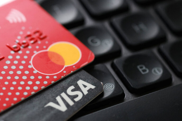 Visa e Mastercard reduzem taxas para comerciantes nos EUA
