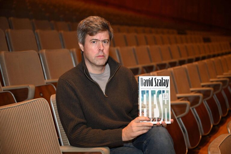 David Szalay é premiado com o Booker pelo romance 'Flesh'