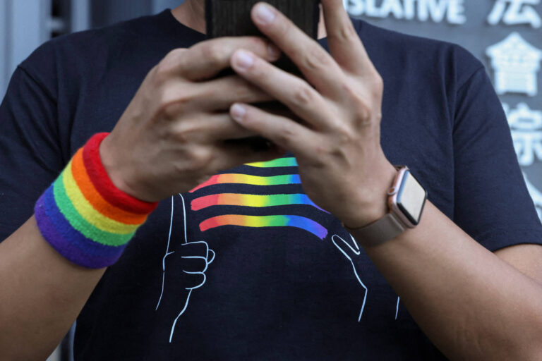 China determina retirada de aplicativos de namoro voltados para LGBTQIA+