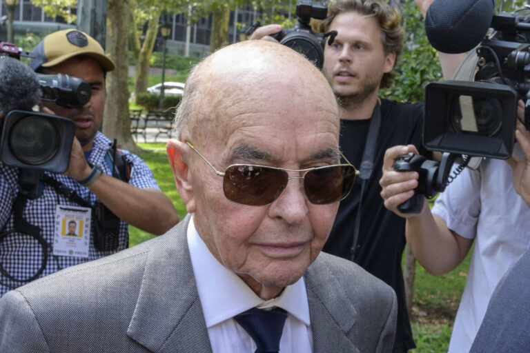 Indulto de Donald Trump a Joe Lewis gera repercussão no futebol
