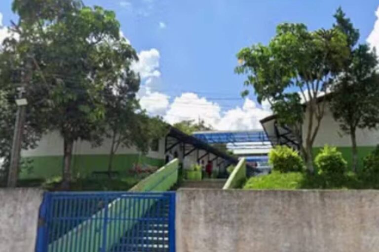 Afastamento de diretora após descoberta de câmera em banheiro de escola
