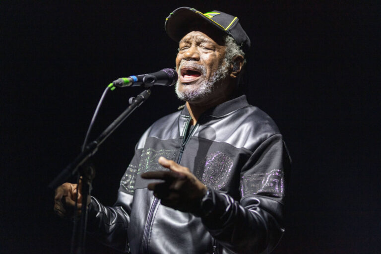 Massive Attack promove protestos políticos em show de São Paulo