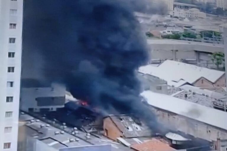 Incêndio atinge galpão no Brás, em São Paulo