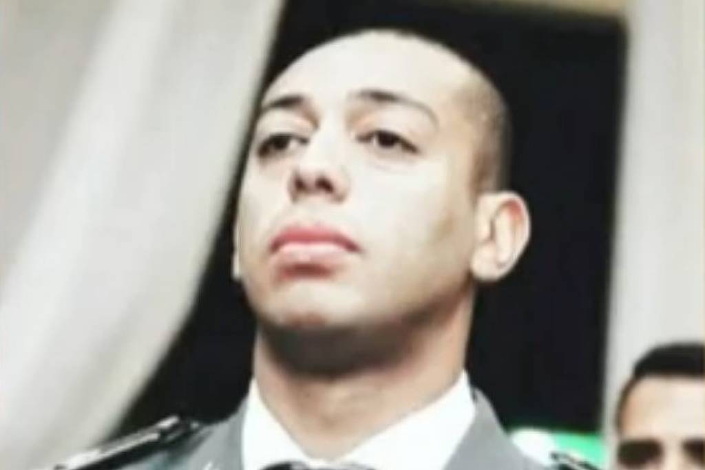 Policial simula tiro que matou lutador Leandro Lo durante julgamento