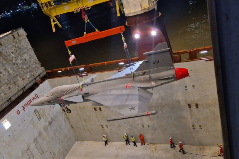 Brasil recebe 11º F-39 Gripen; veja vídeo do caça pelas ruas de Navegantes