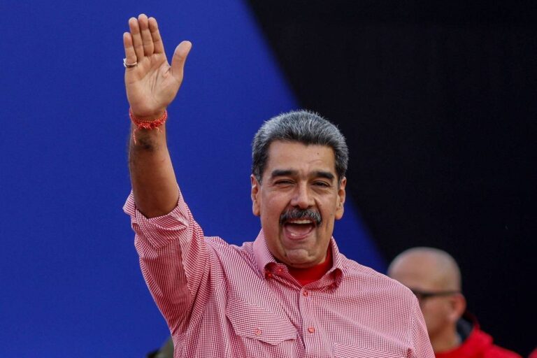 Maduro entoa 'Imagine' e clama por paz em meio à tensão com os EUA