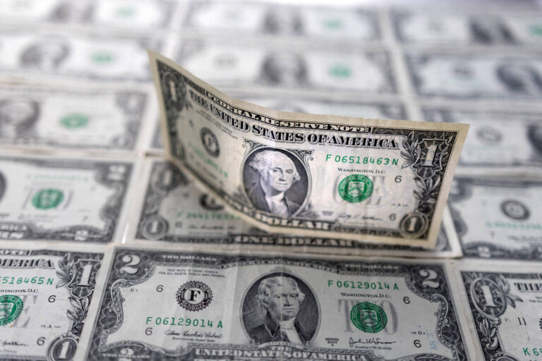 Dólar se mantém estável diante de incertezas econômicas nesta terça-feira