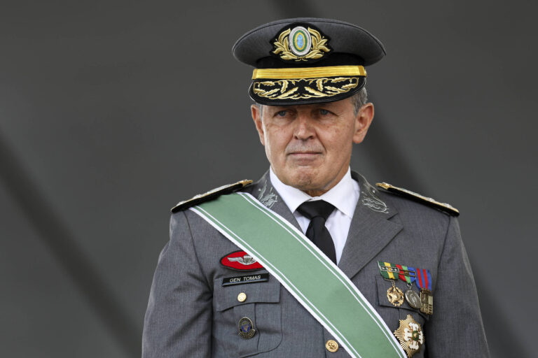 Chefe do Exército solicita a Moraes que militares condenados não sejam algemados