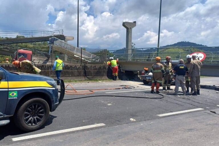 Acidente em Magé: caminhão derruba passarela e motorista morre na BR-116