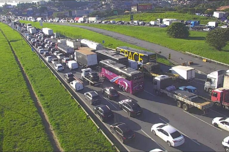 Congestionamentos afetam saída dos paulistanos para feriado prolongado