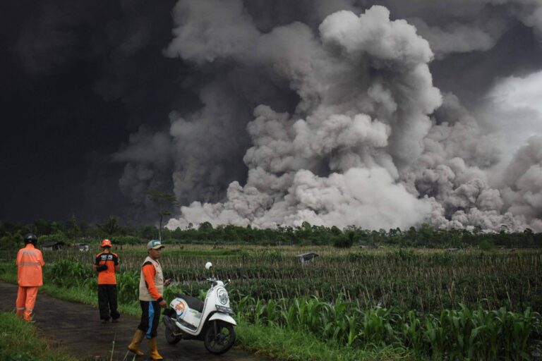 Erupção do monte Semeru na Indonésia desloca mil pessoas para abrigos