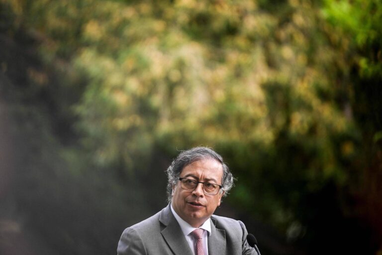 Polêmica sobre gastos de Gustavo Petro em clube de striptease