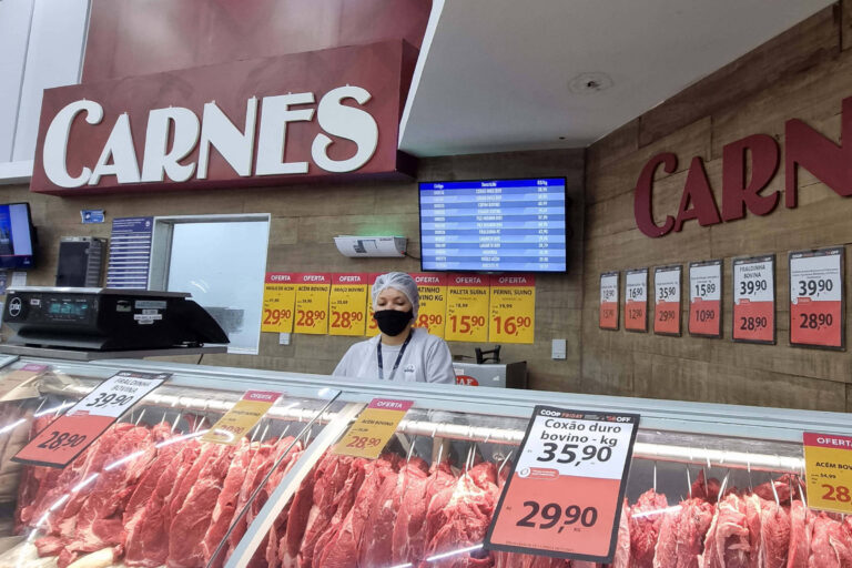 Dólar inicia negociação em alta após retirada de tarifas dos EUA sobre produtos brasileiros