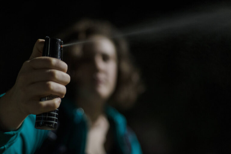 Spray de pimenta autorizado para mulheres no RJ gera preocupações de segurança