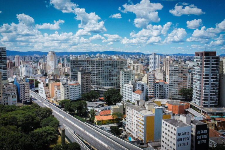 Tempo seco e temperaturas elevadas em São Paulo nesta sexta-feira