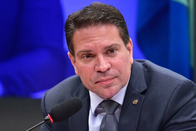 Ramagem Afirma Ter ‘Anuência’ de Trump e Se Diz ‘Seguro’ nos EUA Após Ordem de Prisão