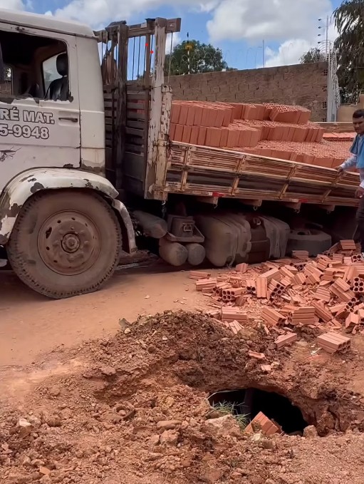 Chuva Revela Falha em Obra da Prefeitura: Caminhão Afunda em Rua Recém-Reformada no Parque Amazônico