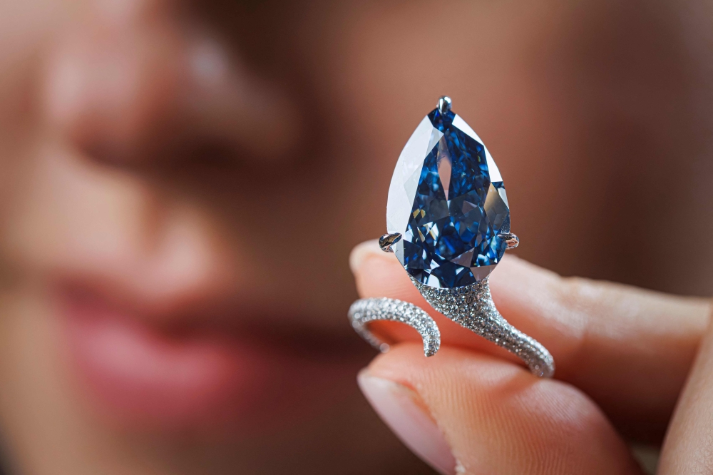 Raríssimo Diamante Azul ‘Mellon Blue’ Arrematado por Mais de US$25 Milhões em Leilão de Genebra