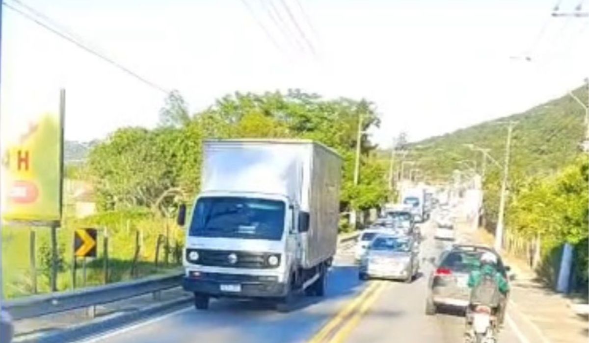 BR-282 Travada: Caminhão Quebrado Gera Congestionamento Kilométrico na Grande Florianópolis