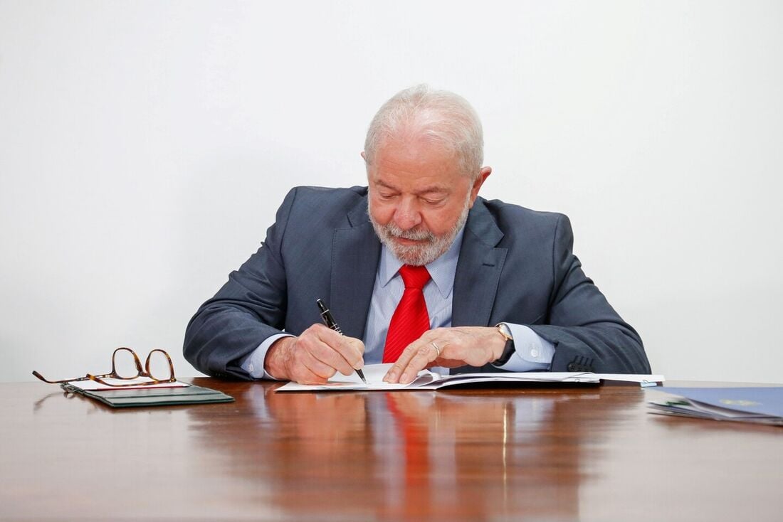 Lula sanciona lei que proíbe linguagem neutra em textos oficiais e institui Política de Linguagem Simples