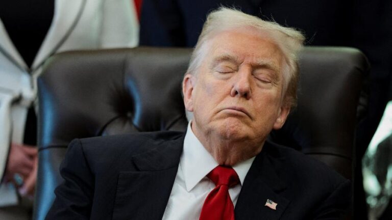 Filmagem mostra Trump com olhos fechados; Casa Branca se defende