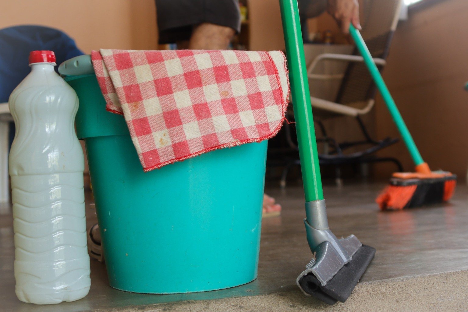 Faxina que Revigora: Estudo Aponta que Cuidar da Casa Aumenta a Longevidade