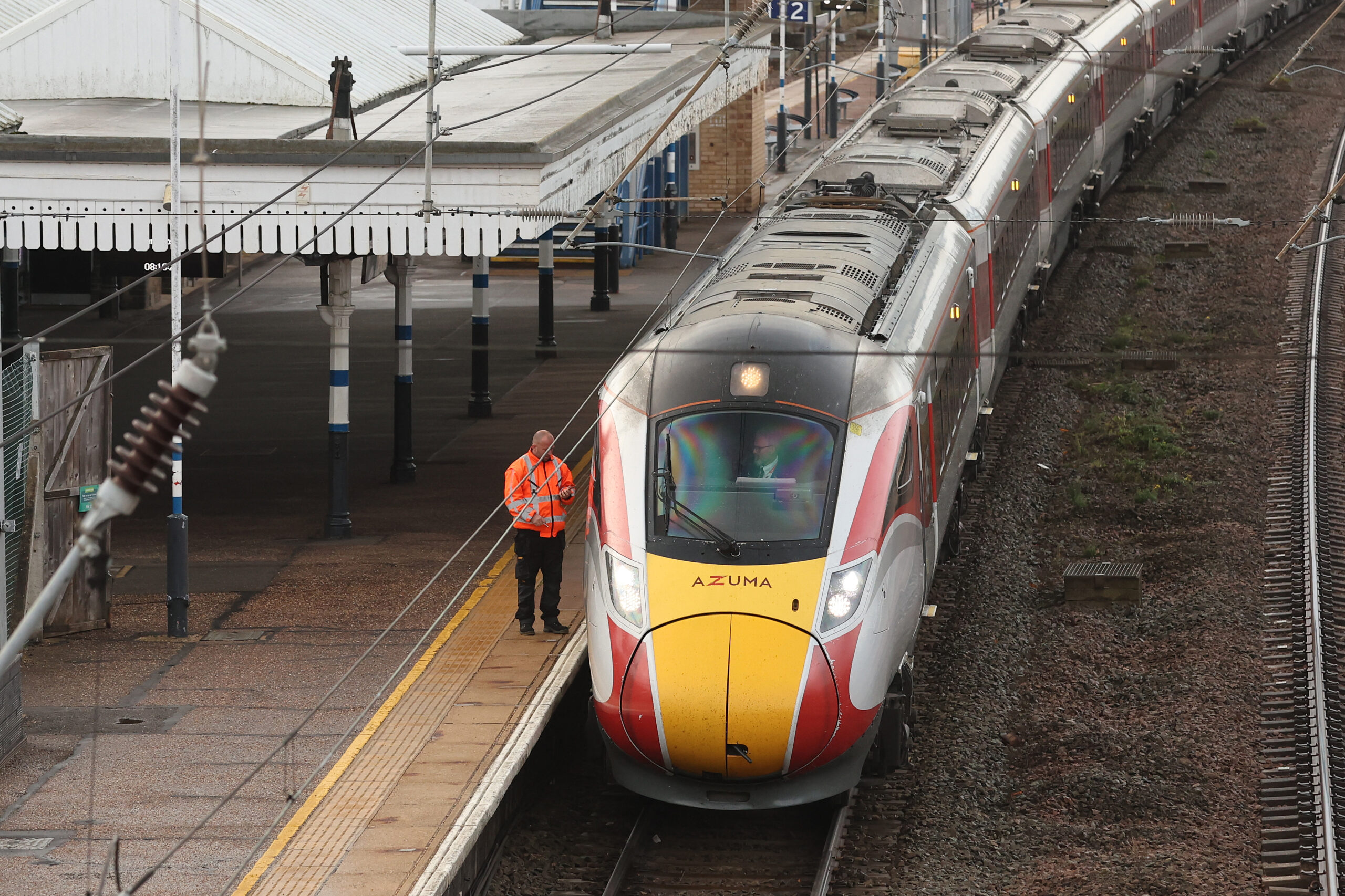Homem é acusado de tentativa de assassinato após ataque a faca em trem e metrô de Londres