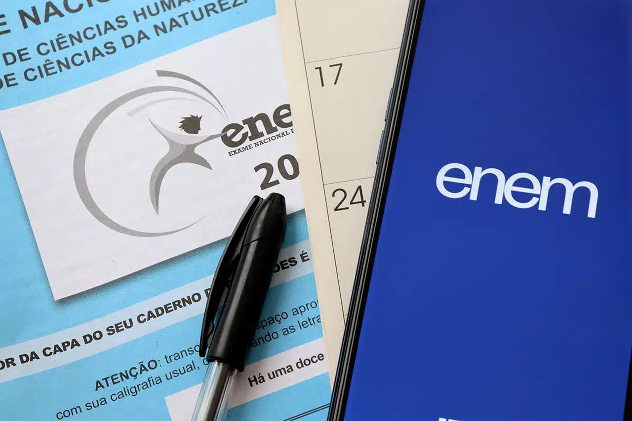 Enem 2025: Abstenção se Mantém Estável no Primeiro Dia e Redação Discute Envelhecimento