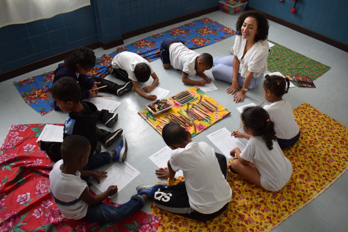 Equidade Racial na Escola Impulsiona Alfabetização de Crianças Negras, Aponta Estudo