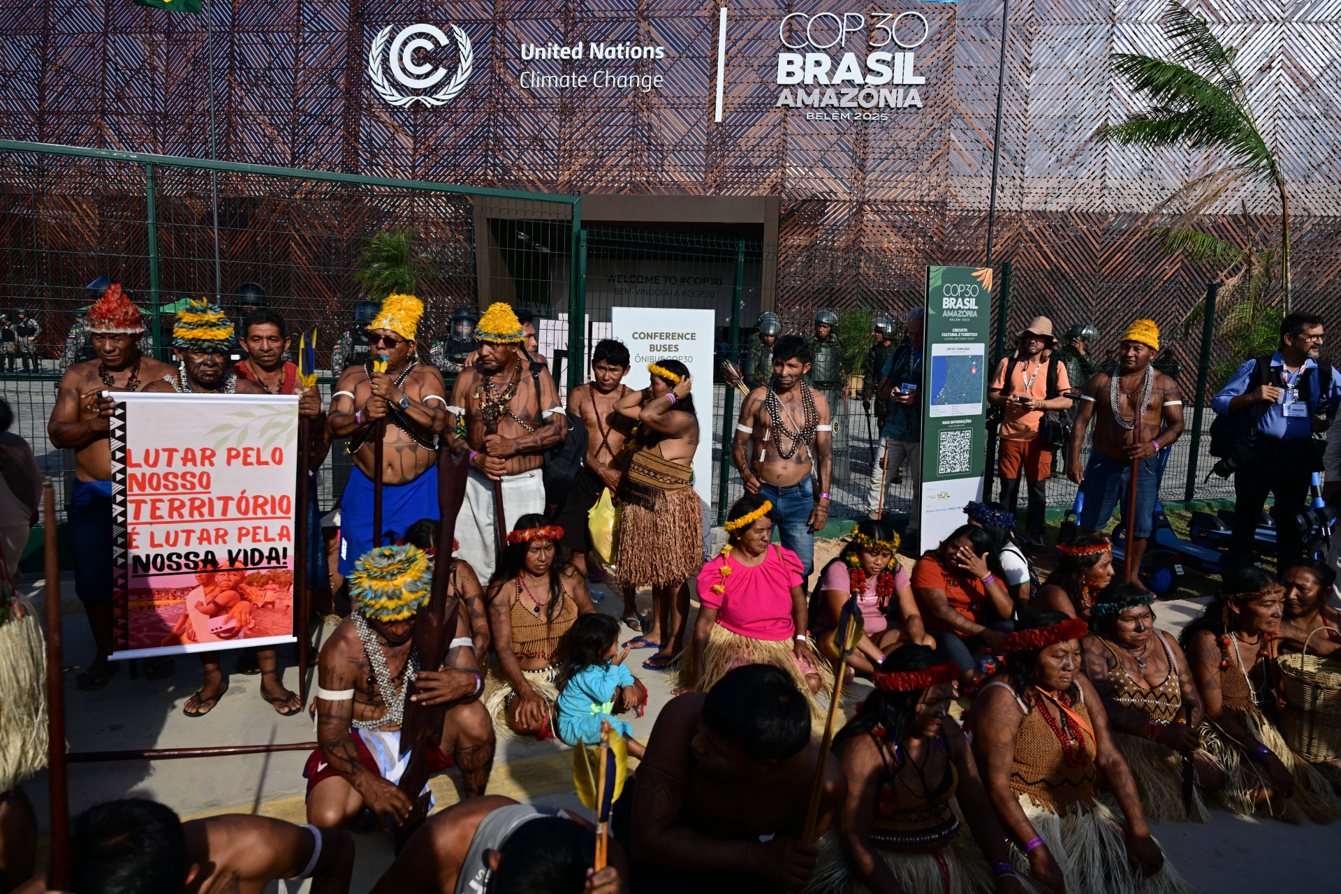 COP30: Protesto Indígena Bloqueia Acesso Principal em Belém, Elevando Tensão na Cúpula do Clima