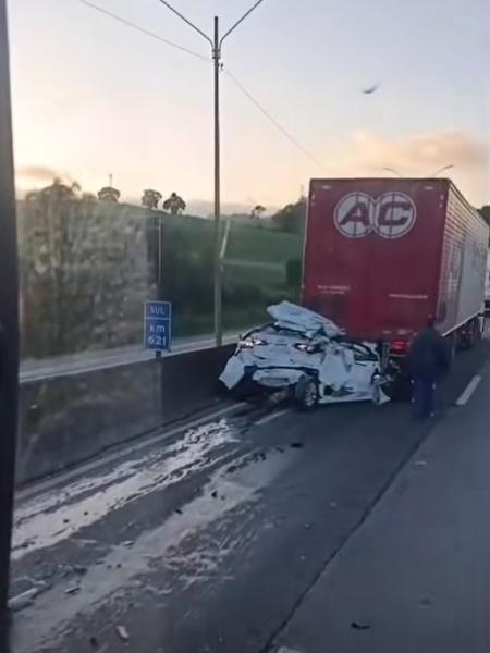 Tragédia na BR-376: três mortos em colisão entre carro e caminhões no PR