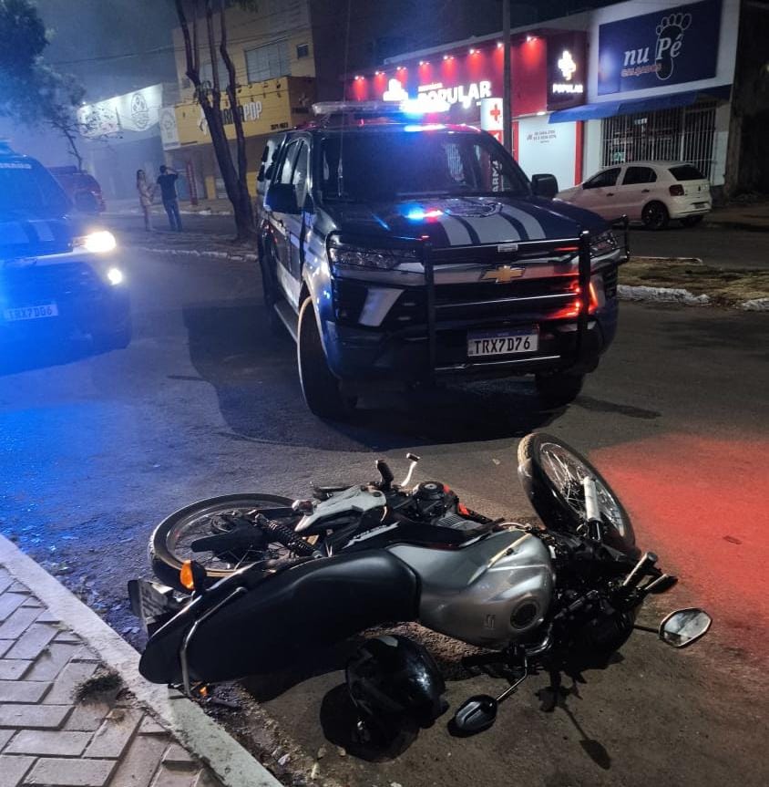 Motociclista embriagado colide com viatura da GMP em área de incêndio e é preso em Palmas
