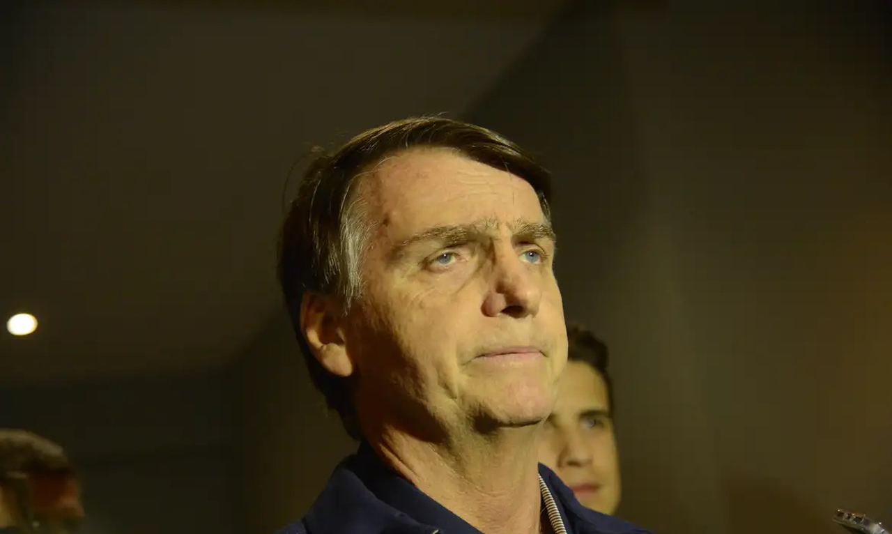 Bolsonaro busca prisão domiciliar alegando saúde frágil após condenação por trama golpista
