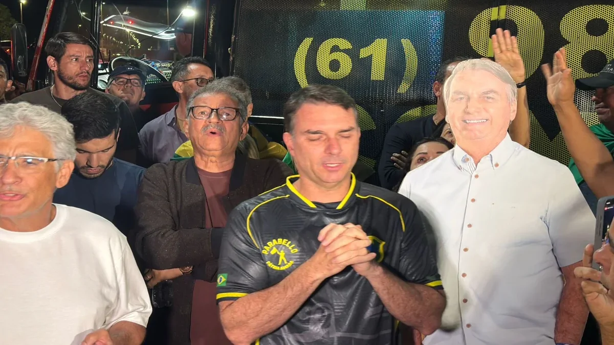 Fé e Papelão: Apoiadores de Bolsonaro Realizam Vigília com Oração e Boneco em Brasília