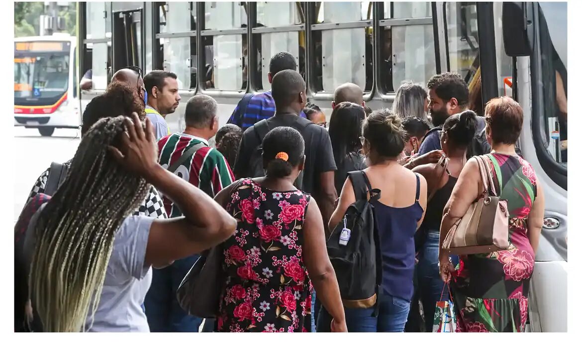 Desemprego de Longa Duração Cede: Busca por Vagas Há Mais de 2 Anos Diminui Quase 18%, Aponta IBGE