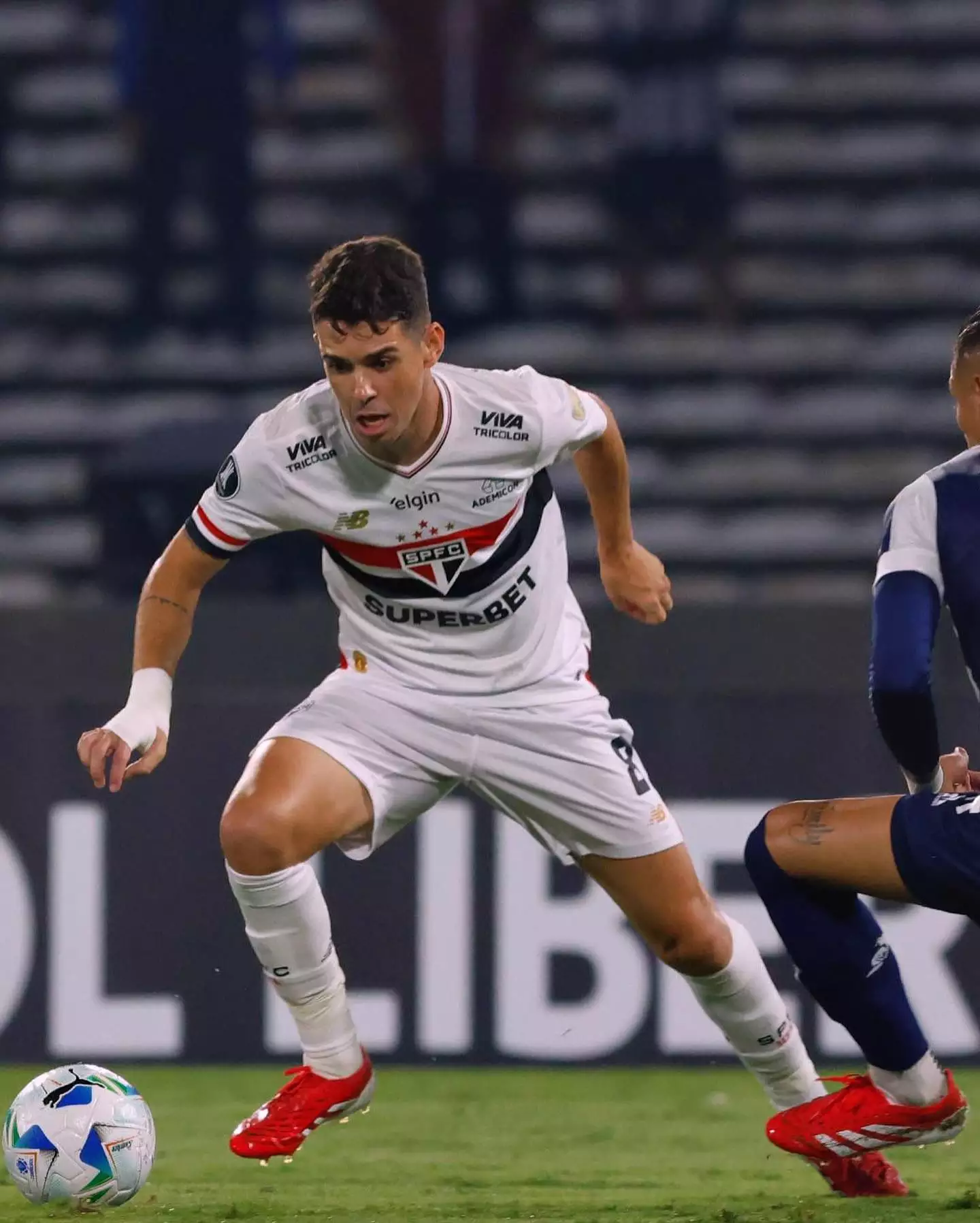 São Paulo oferece apoio total a Oscar após internação e cogita saída amigável em caso de aposentadoria
