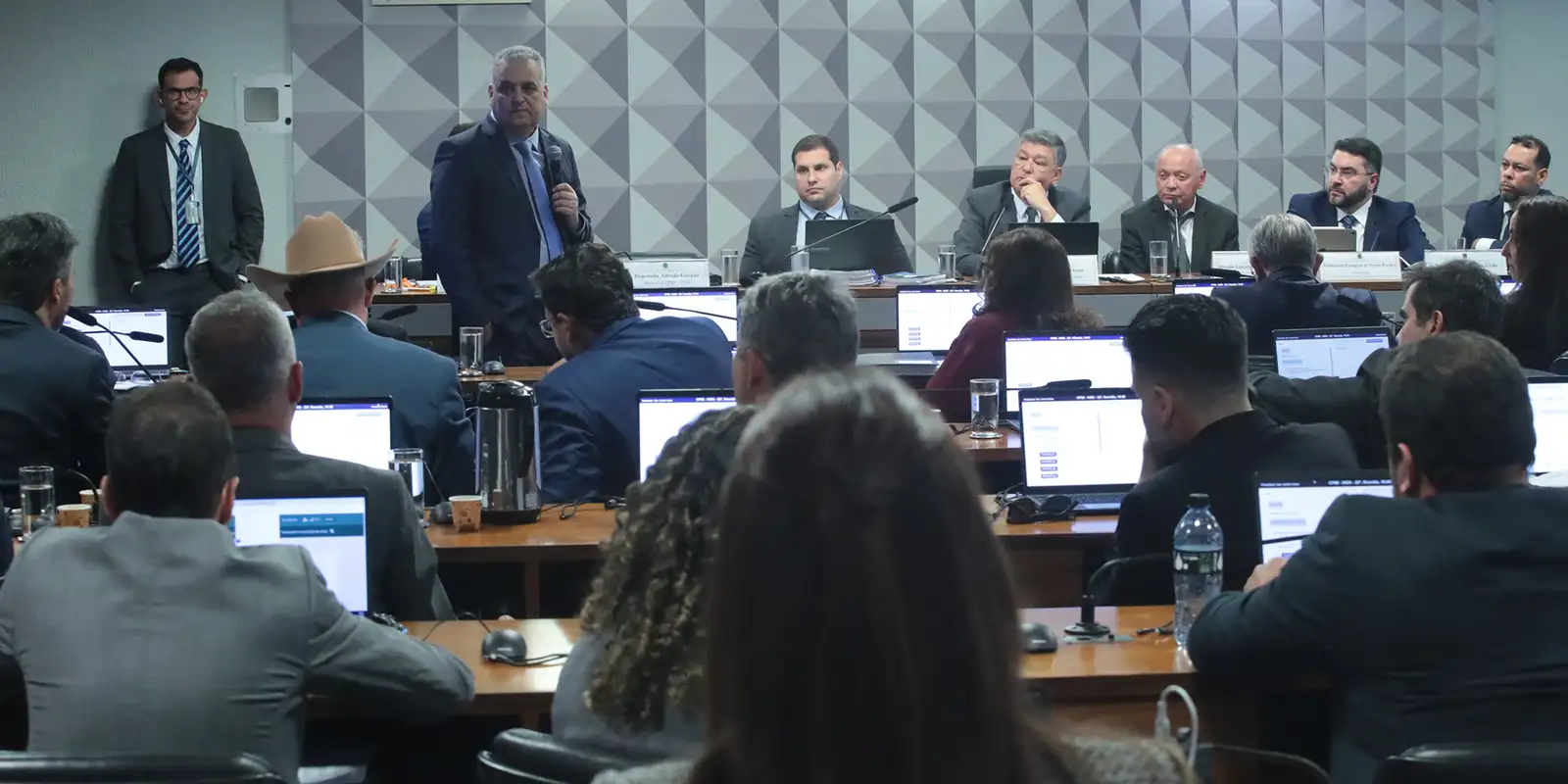 Presidente de Confederação da Pesca Nega Irregularidades em CPMI do INSS Marcada por Silêncio