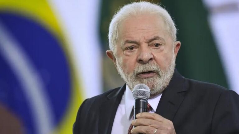 Lula sanciona lei que proíbe linguagem neutra na administração pública