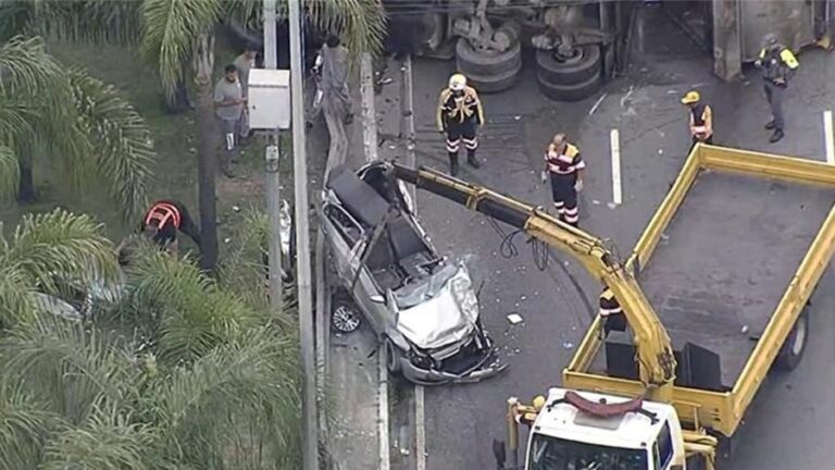 Acidente na Marginal Tietê envolve caminhão de lixo e carro de passeio