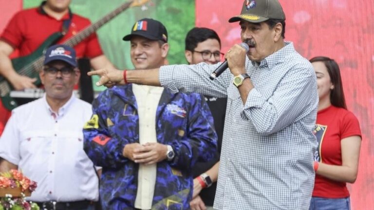 Maduro ironiza acusações de ditador e defende formação na Venezuela